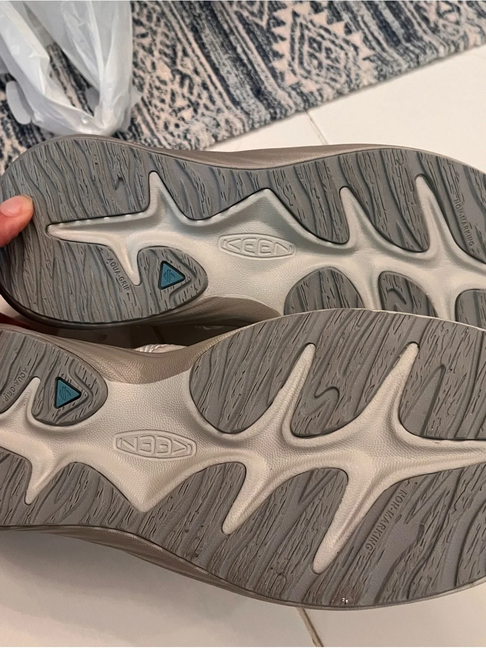 Keen Women's Whisper Sandal Vapor/Cabbage (Light Gray with Mint Accents) size 8